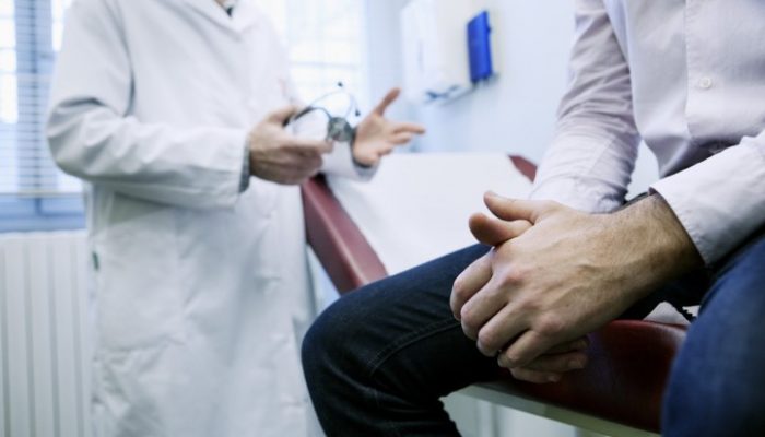 Exame de próstata: médico conversando com paciente