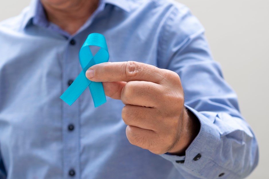 Silhueta de um homem segurando nas mãos o símbolo do Novembro Azul, que tem como intuito a prevenção do câncer de próstata. 