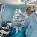 Centro cirúrgico com sistema robótico em prostatectomia radical robótica, mostrando precisão e tecnologia no tratamento da próstata.