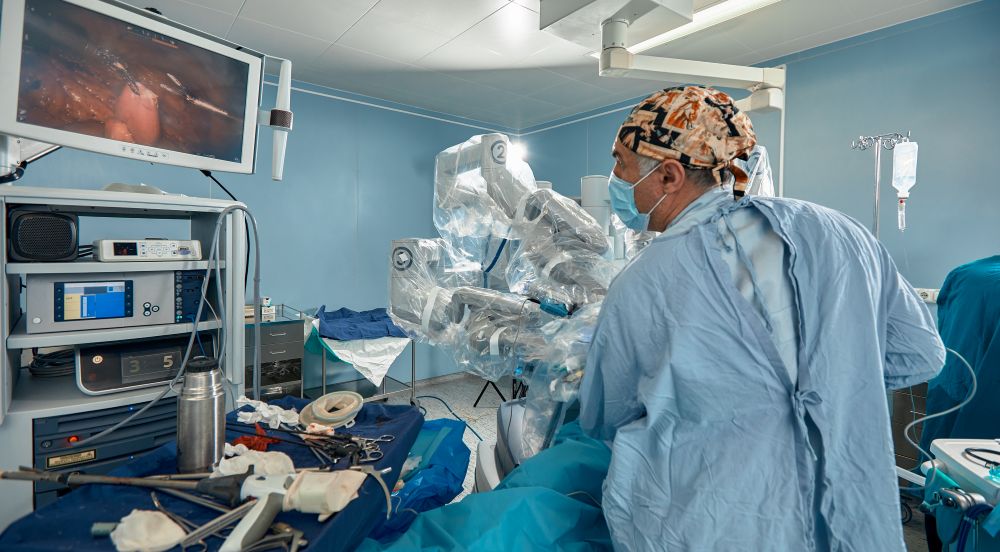 Centro cirúrgico com sistema robótico em prostatectomia radical robótica, mostrando precisão e tecnologia no tratamento da próstata.