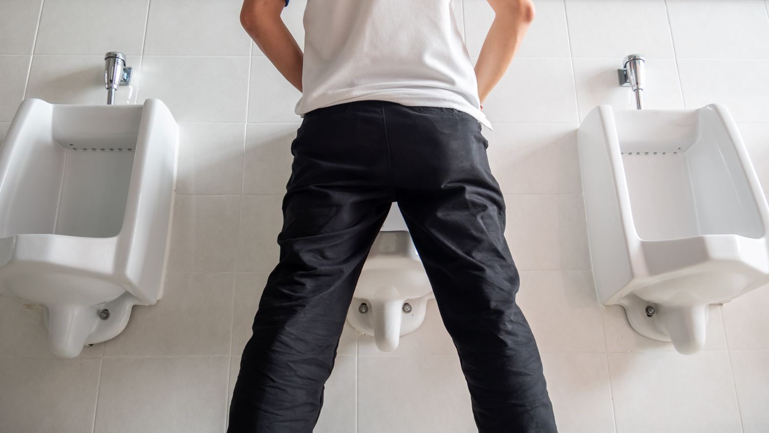 Não consigo urinar: sinais de alerta que exigem ajuda médica Homem sentado no vaso sanitário, com calça abaixada, representando dificuldade ou desconforto para urinar.